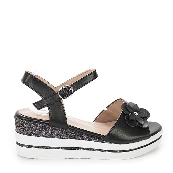 Crne sandale s petom P-4T